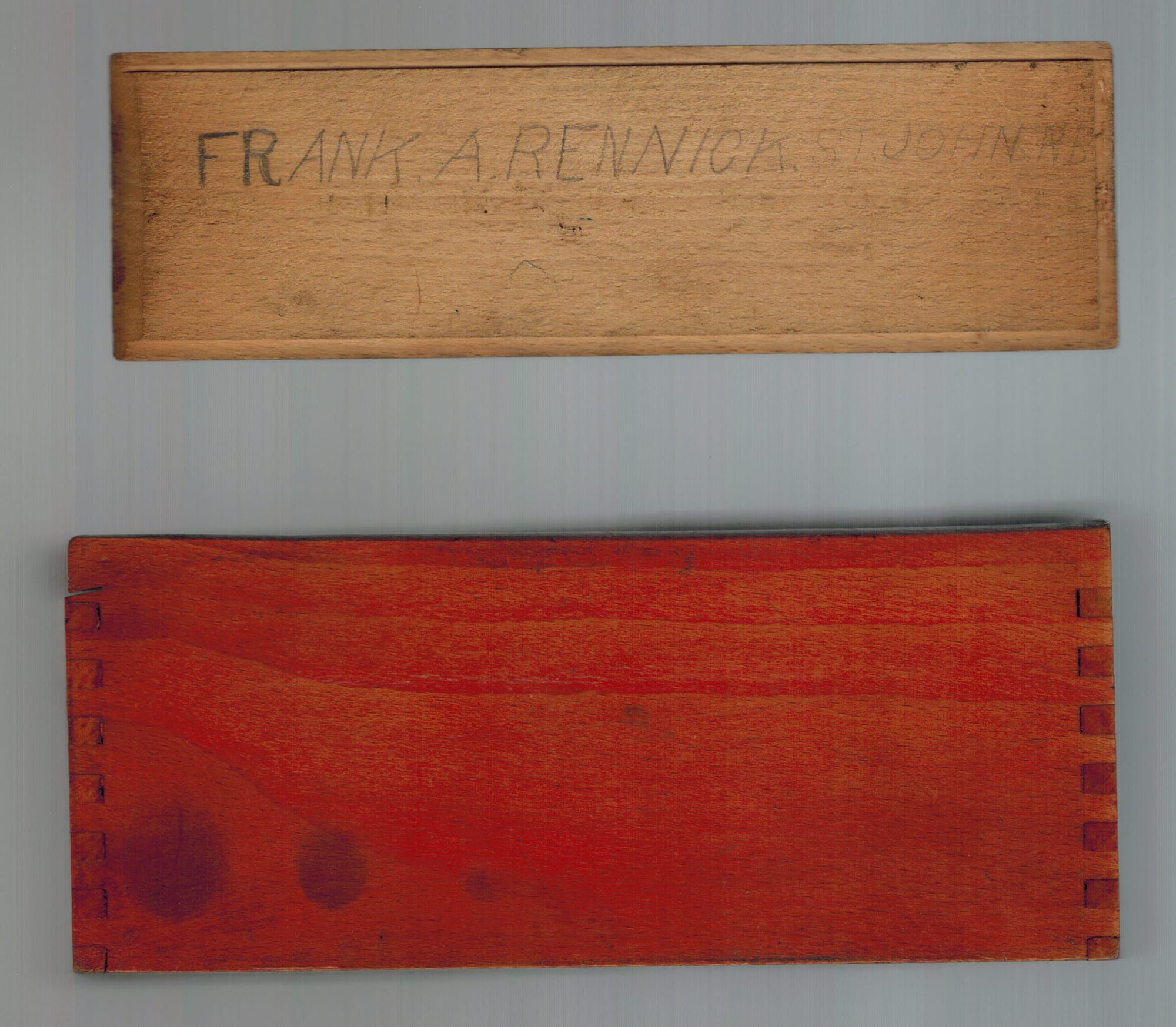 A photograph of the lid and side of dominoes box.